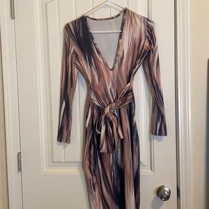 Very nice dress that hugs your curves! Great for A date night!